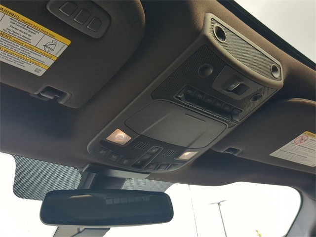 Vehicle image 21 of 32