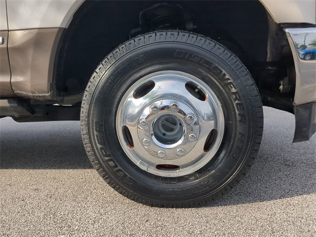 Vehicle image 10 of 32