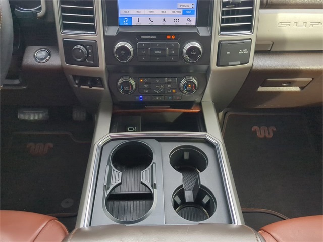 Vehicle image 18 of 32