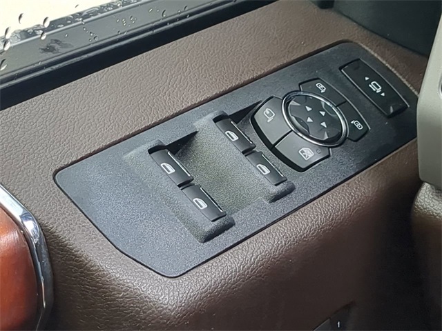 Vehicle image 26 of 32