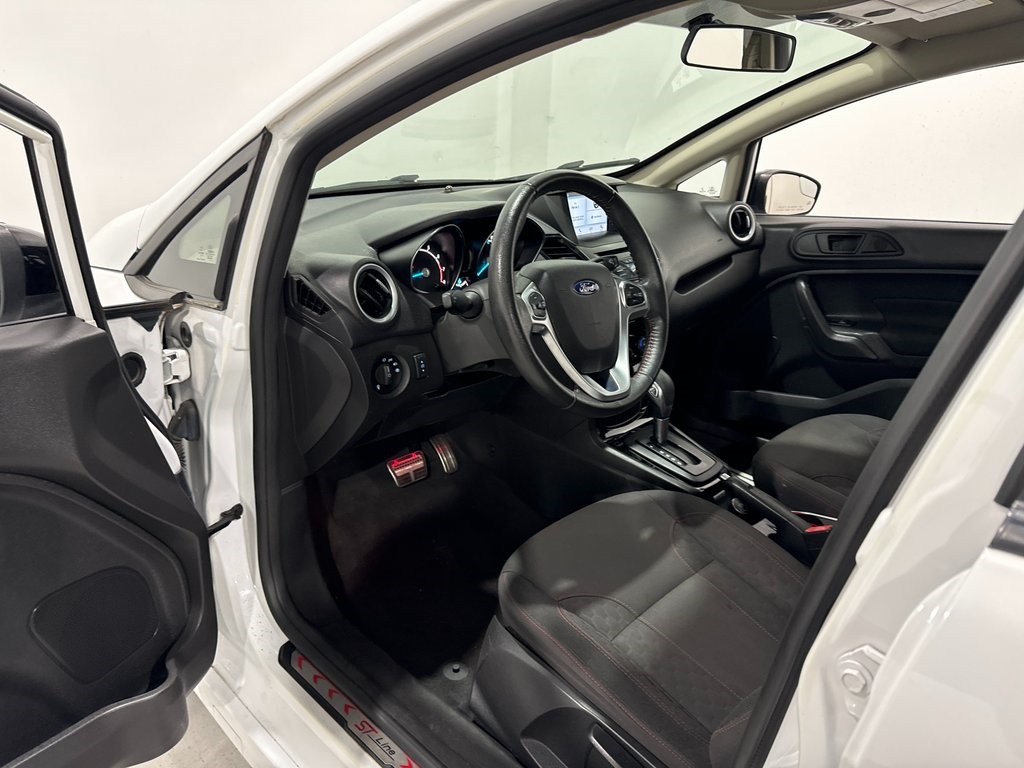 Vehicle image 15 of 40