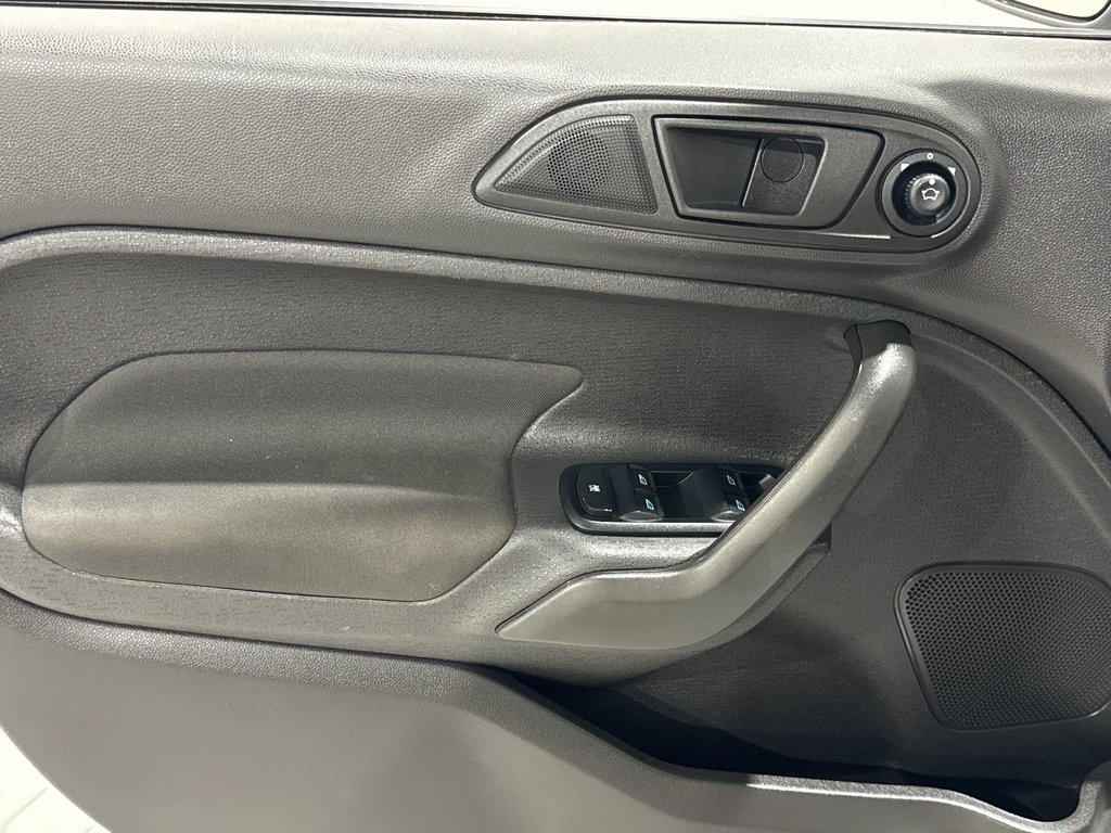 Vehicle image 26 of 40