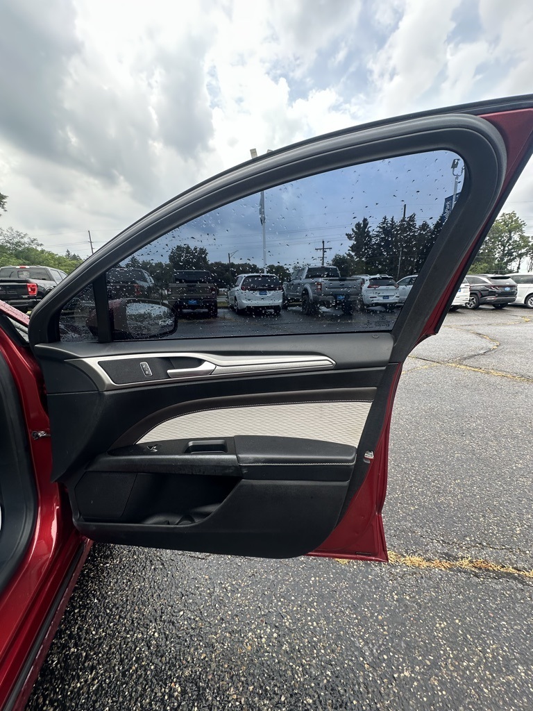 2019 Ford Fusion SE Image 17 of 32