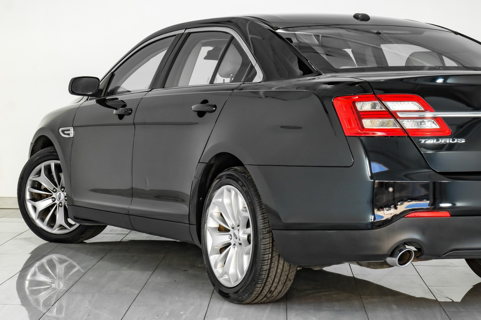 2019 Ford Taurus Limited Image 10 of 53