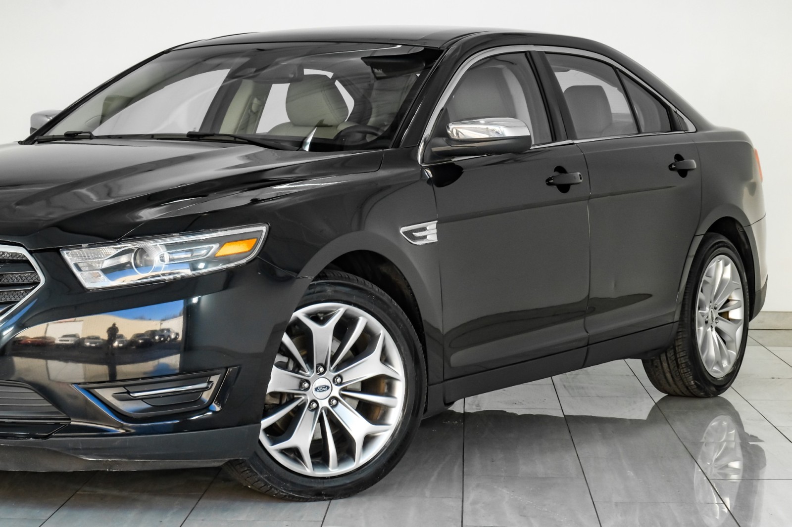 2019 Ford Taurus Limited Image 2 of 53