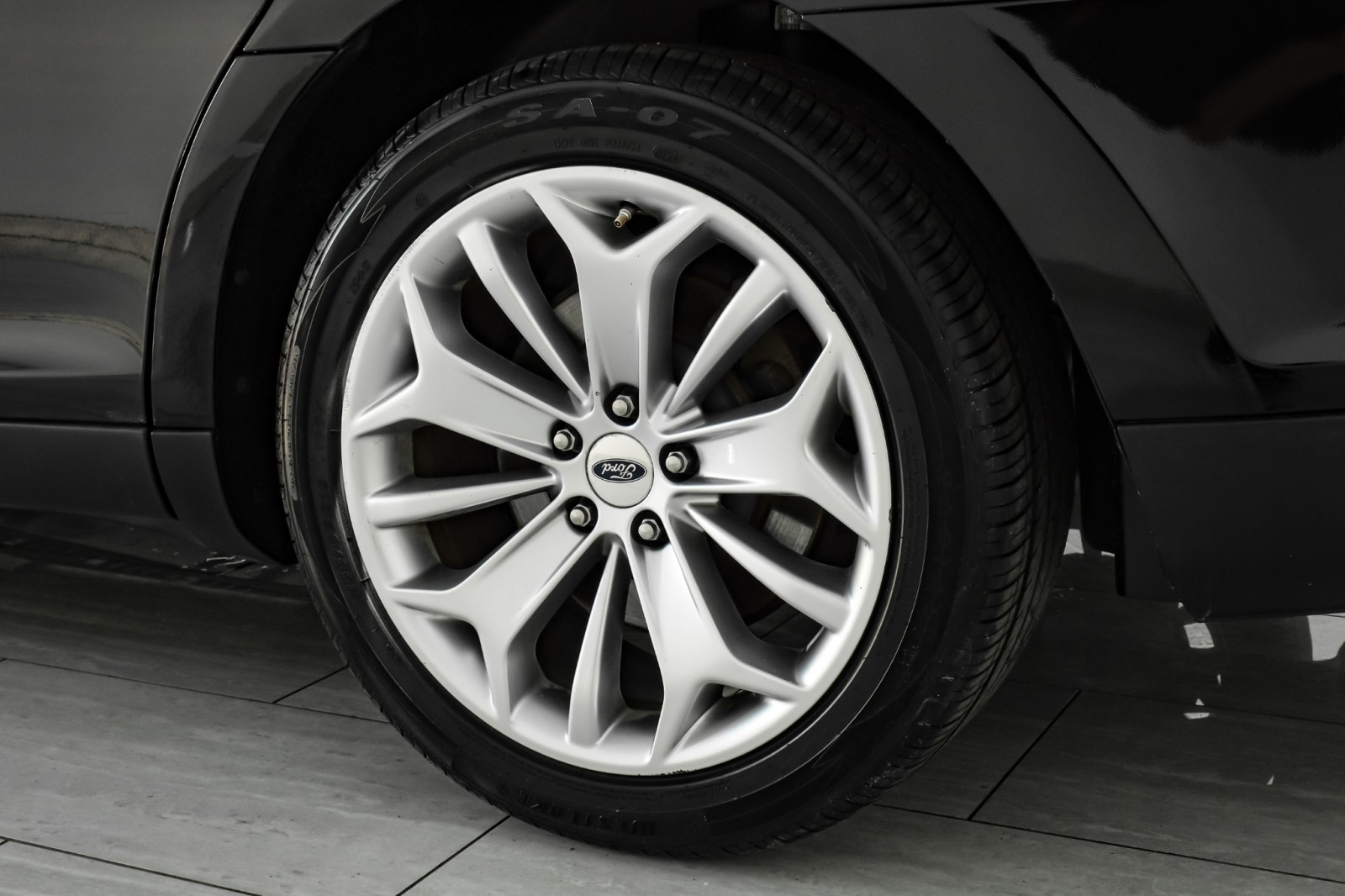 2019 Ford Taurus Limited Image 14 of 53