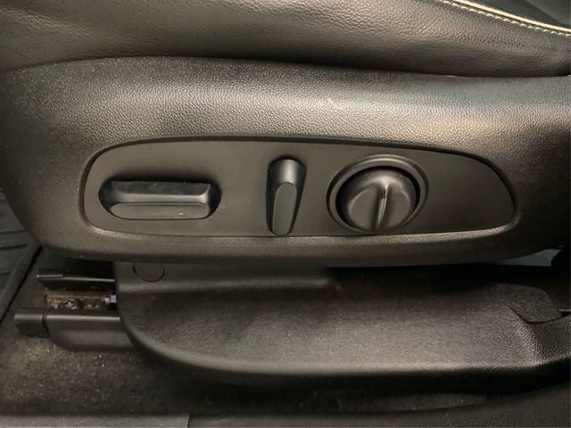 Vehicle image 27 of 30