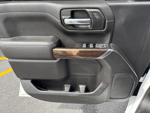 Vehicle image 32 of 45