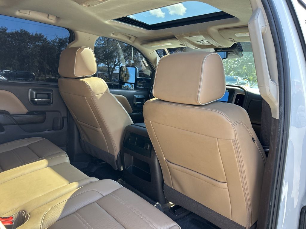 2019 GMC Sierra 2500HD Denali Image 11 of 45