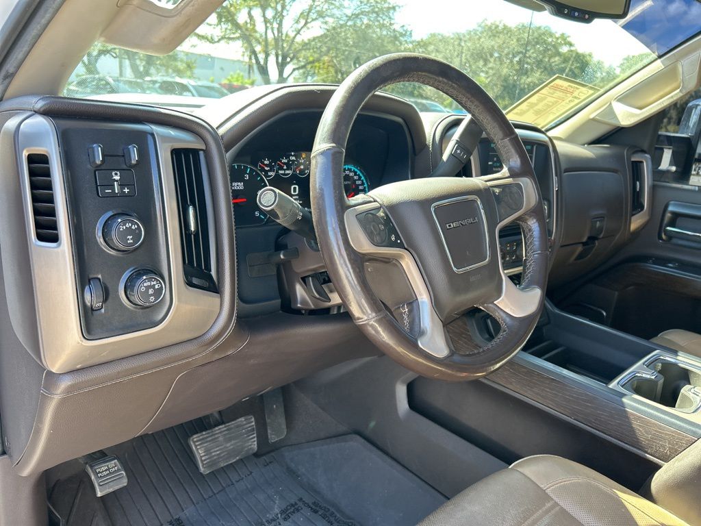 2019 GMC Sierra 2500HD Denali Image 17 of 45