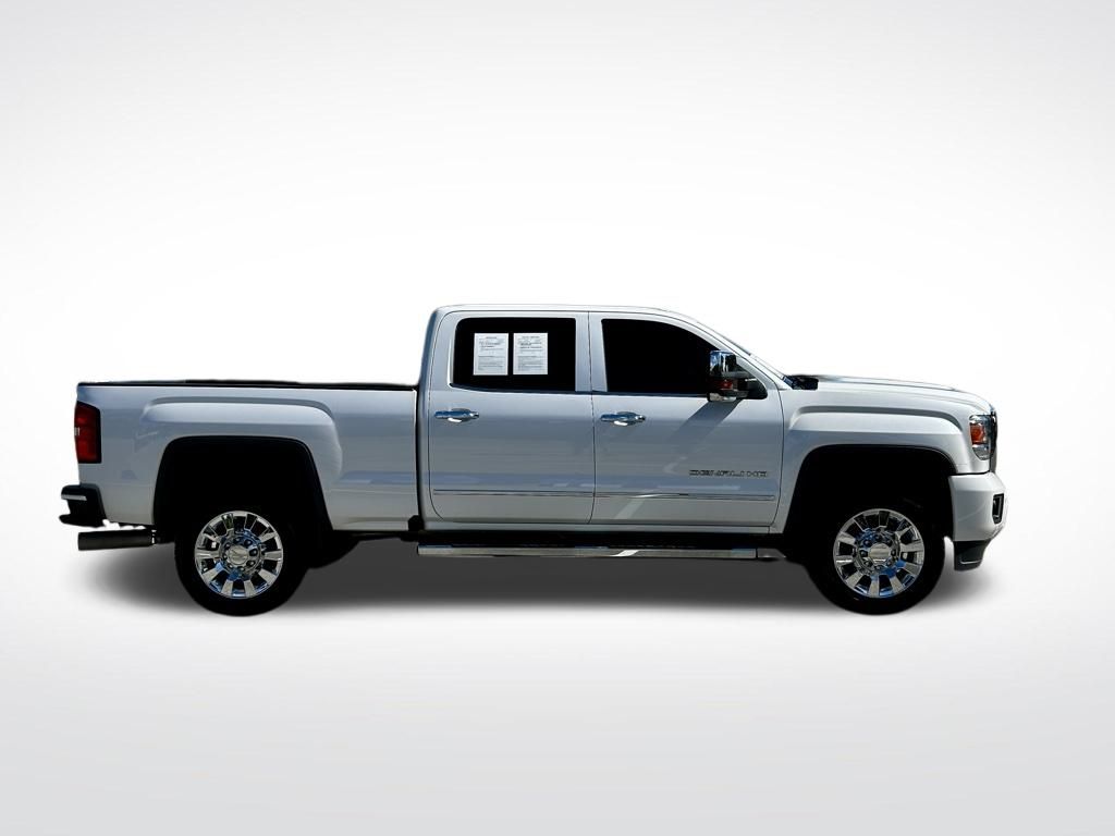 2019 GMC Sierra 2500HD Denali Image 4 of 45