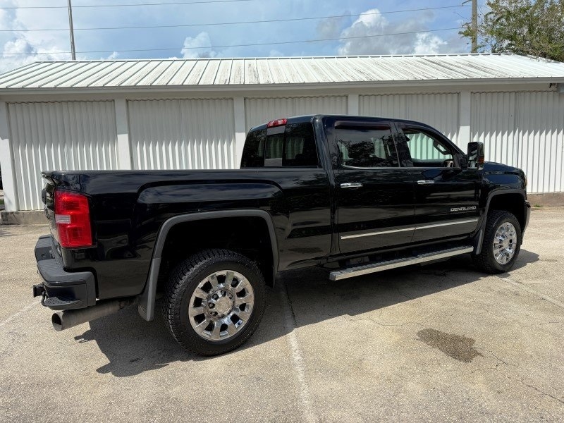 2019 GMC Sierra 2500HD Denali Image 5 of 45