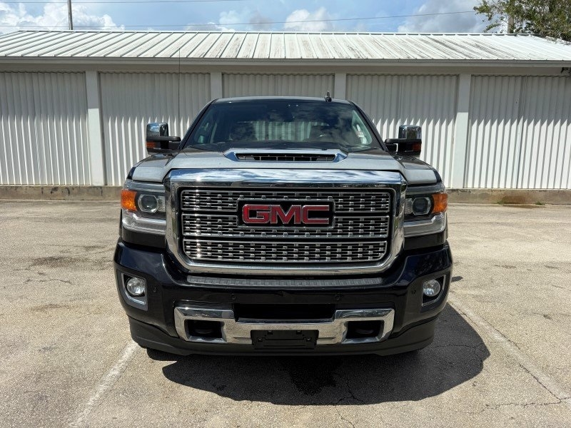 2019 GMC Sierra 2500HD Denali Image 2 of 45