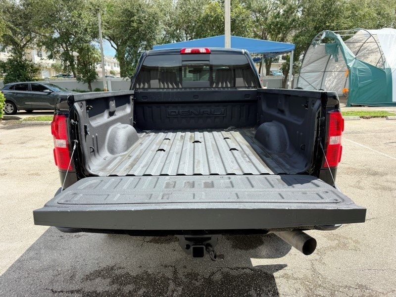 2019 GMC Sierra 2500HD Denali Image 13 of 45