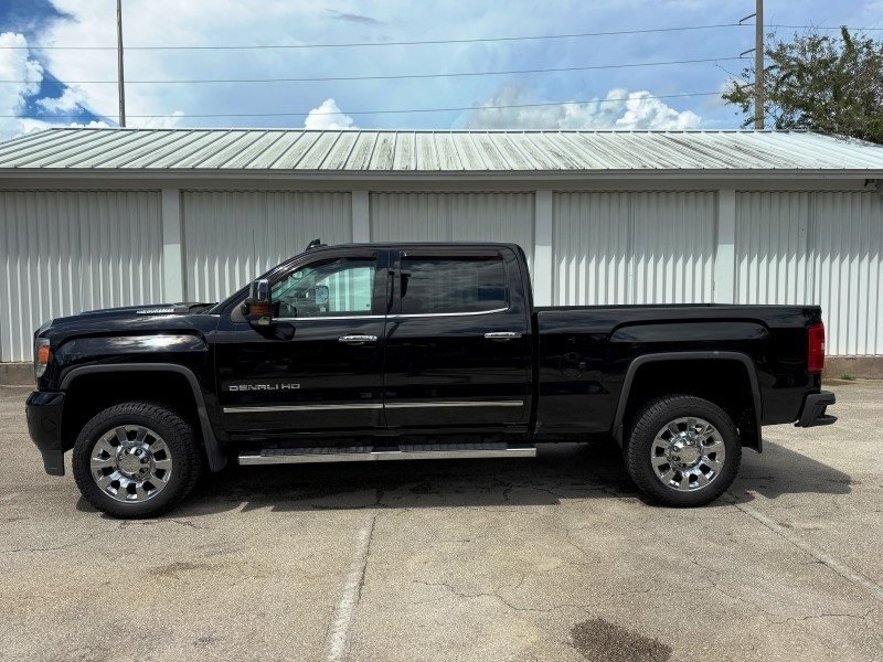 2019 GMC Sierra 2500HD Denali Image 8 of 45