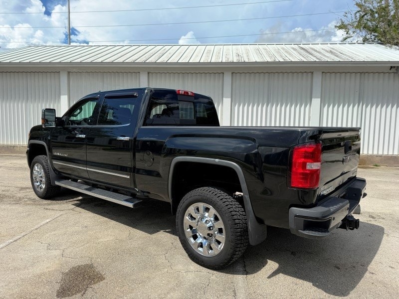 2019 GMC Sierra 2500HD Denali Image 7 of 45