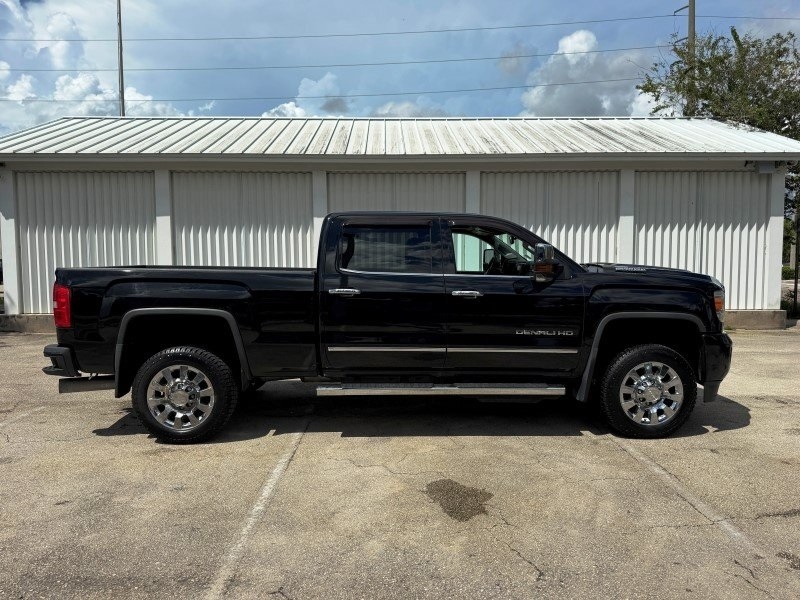 2019 GMC Sierra 2500HD Denali Image 4 of 45