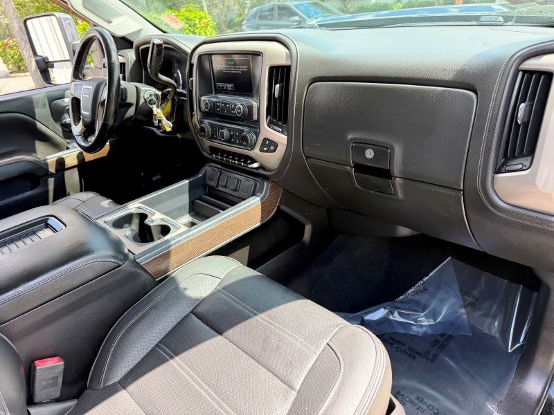 2019 GMC Sierra 2500HD Denali Image 21 of 45