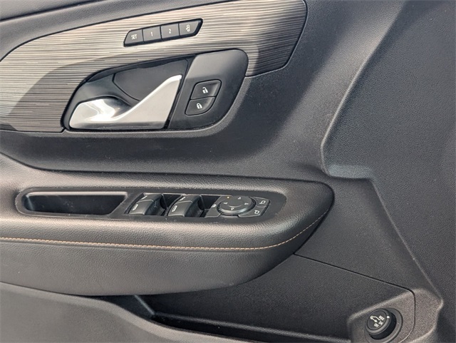 Vehicle image 21 of 34