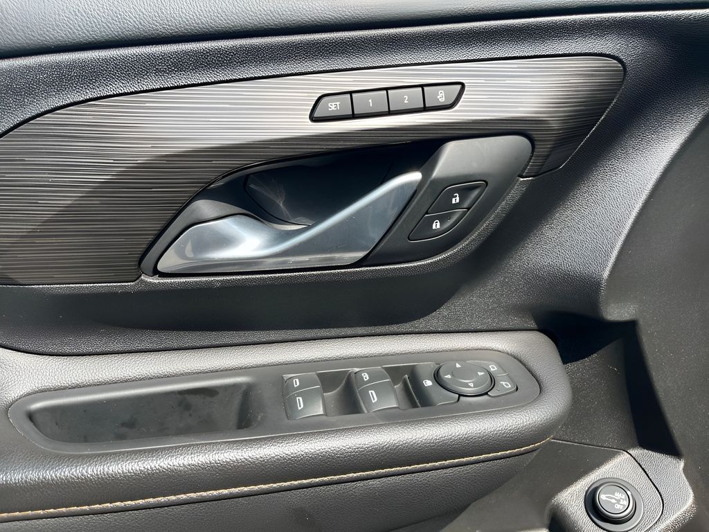 Vehicle image 25 of 30