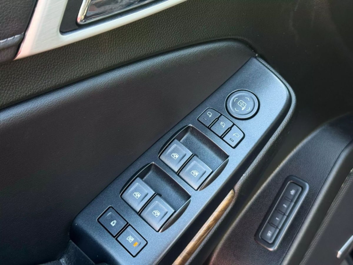 Vehicle image 32 of 36