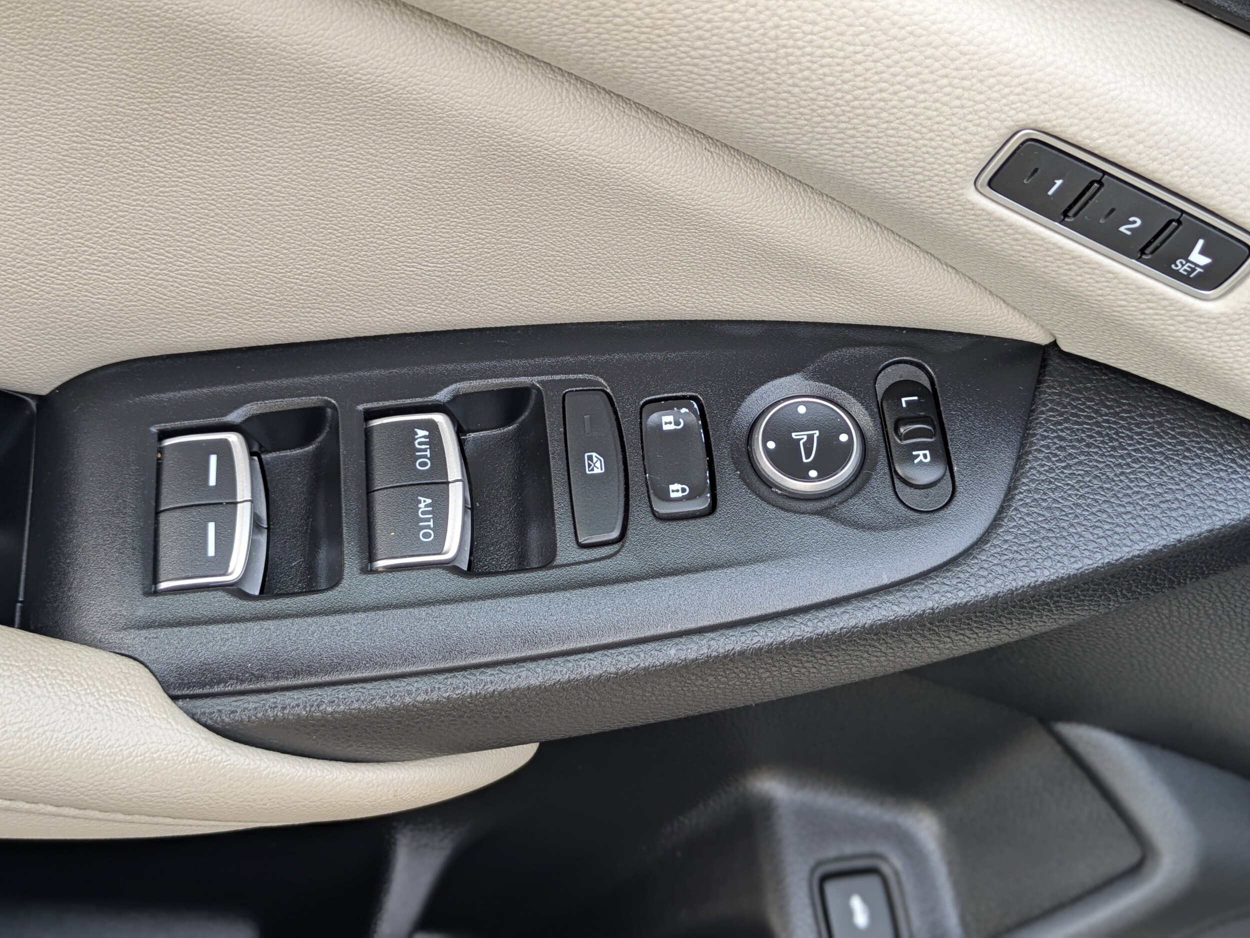 Vehicle image 12 of 25
