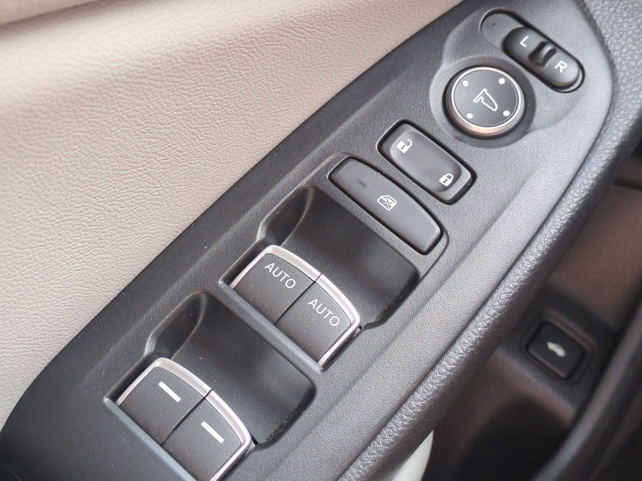 Vehicle image 22 of 32
