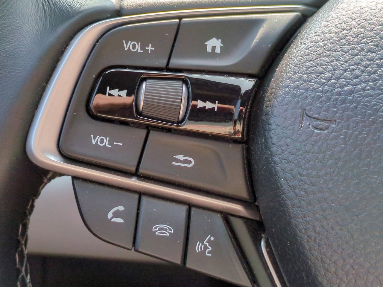 Vehicle image 24 of 32