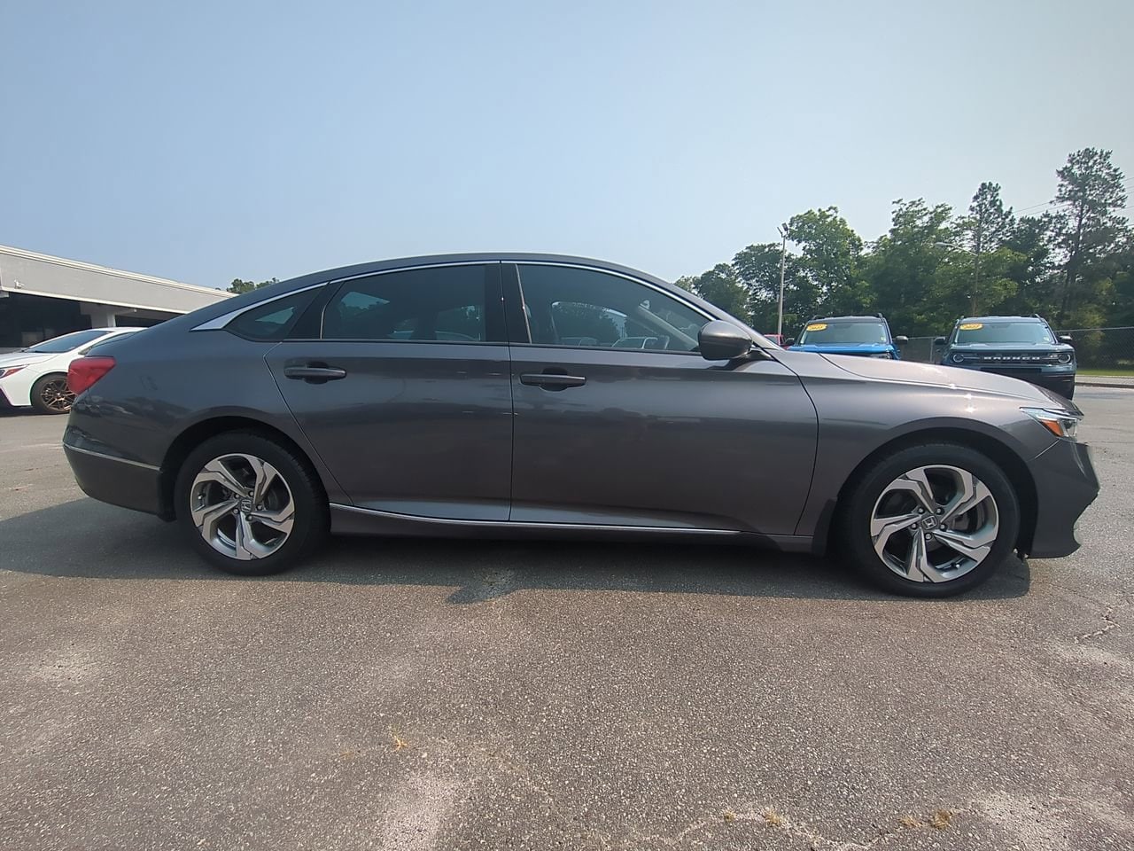 Vehicle image 4 of 32