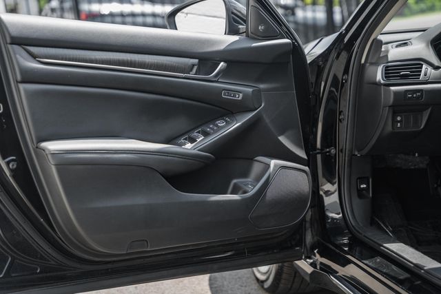 Vehicle image 36 of 40