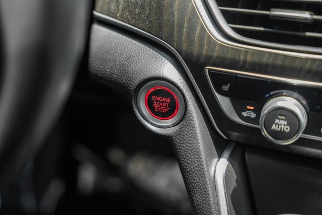 Vehicle image 32 of 40