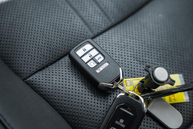 Vehicle image 25 of 40