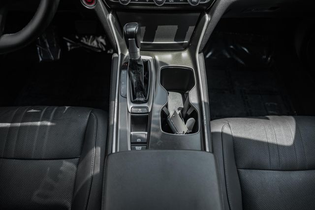 Vehicle image 21 of 40