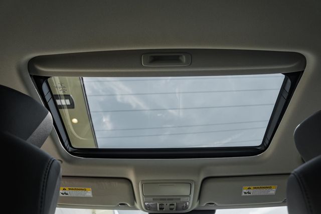 Vehicle image 28 of 40