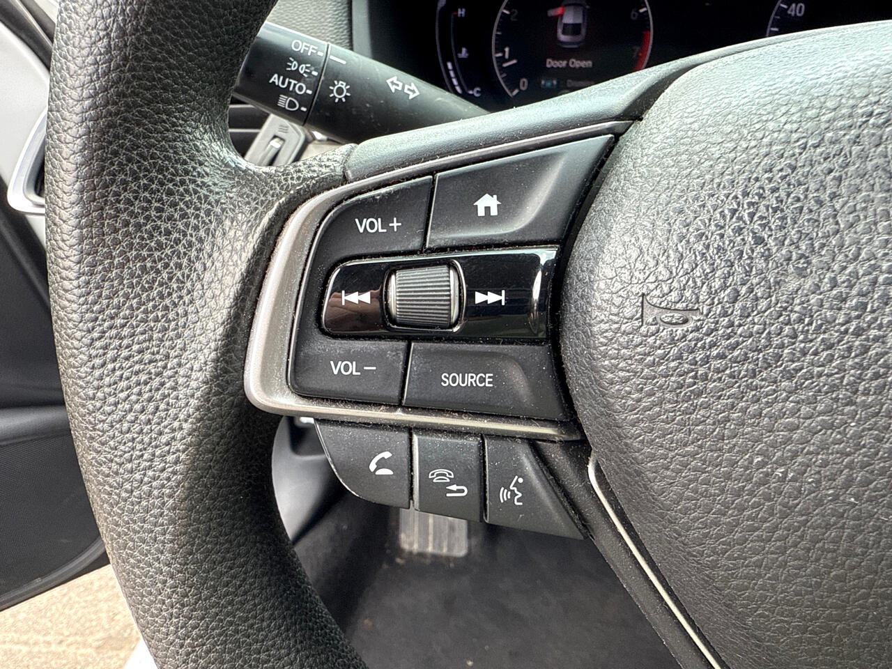 Vehicle image 25 of 34