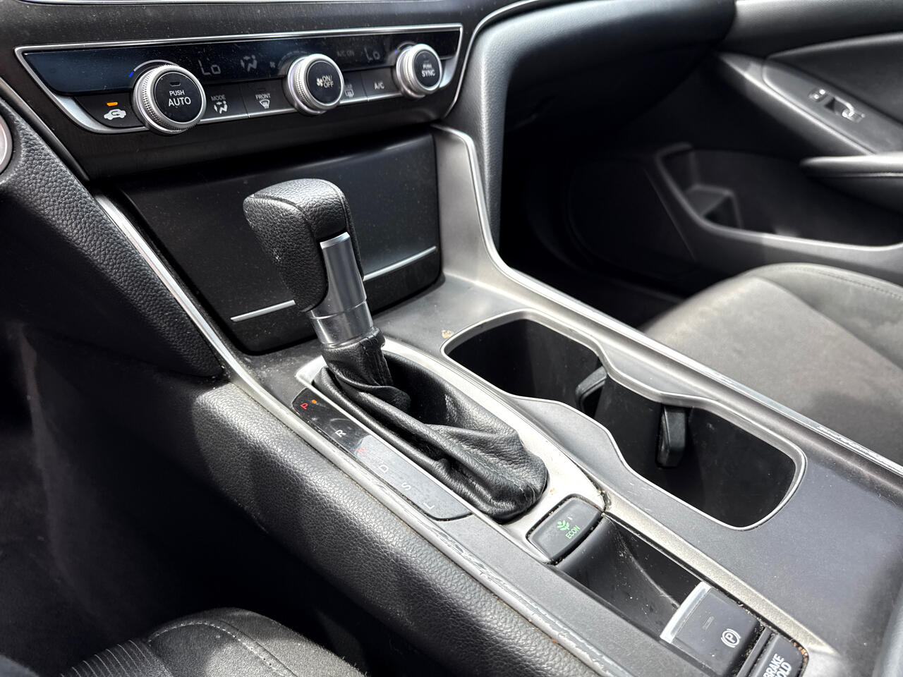 Vehicle image 18 of 34