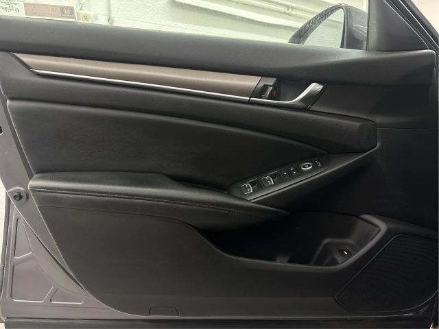 2019 Honda Accord LX 1.5T Image 26 of 38