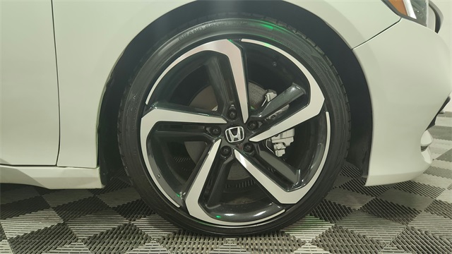 Vehicle image 22 of 24