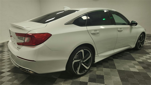 Vehicle image 5 of 24