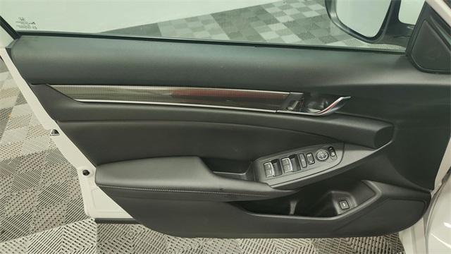 Vehicle image 16 of 24