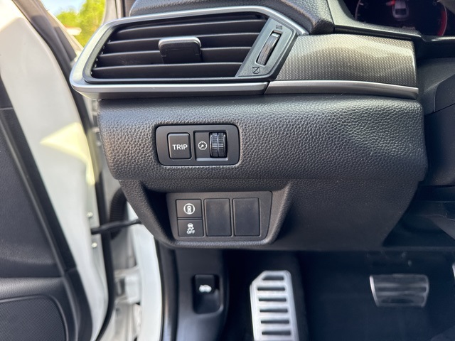 Vehicle image 33 of 36