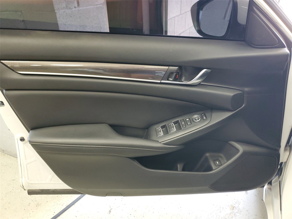 2019 Honda Accord Sport 2.0T Image 25 of 38