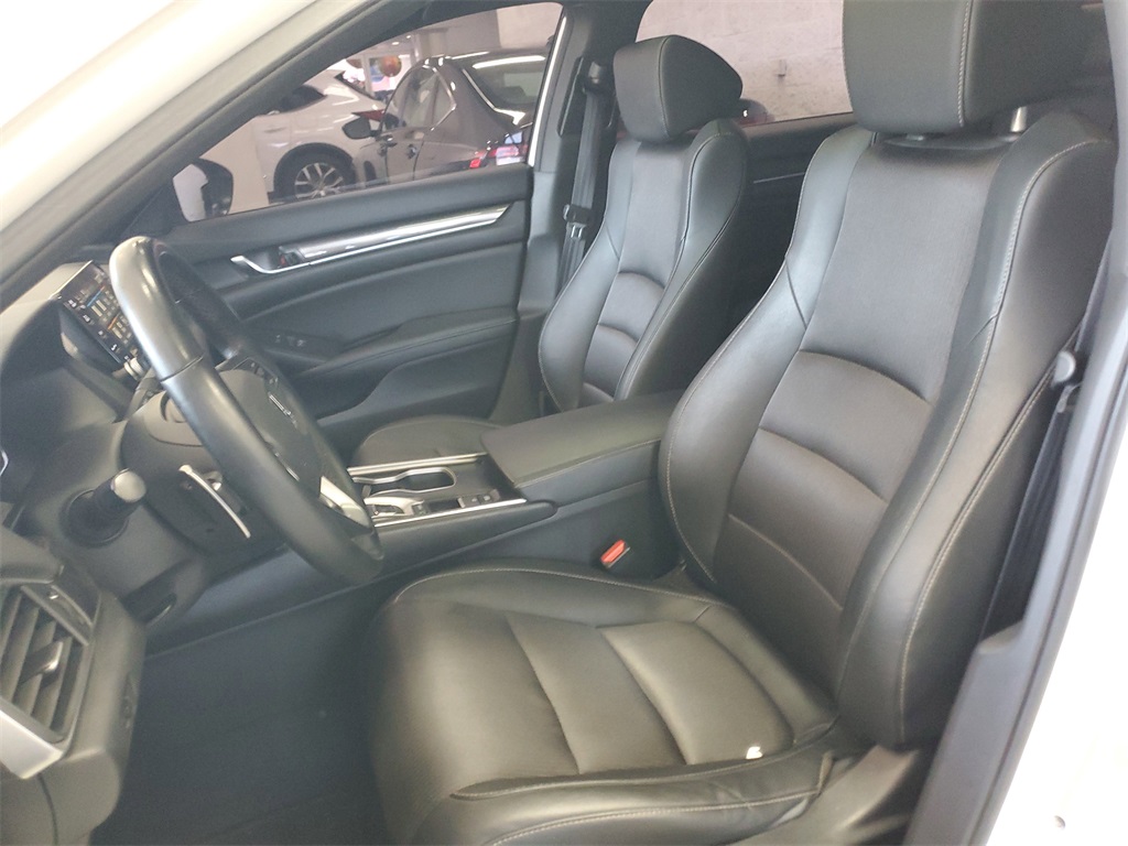 2019 Honda Accord Sport 2.0T Image 8 of 38