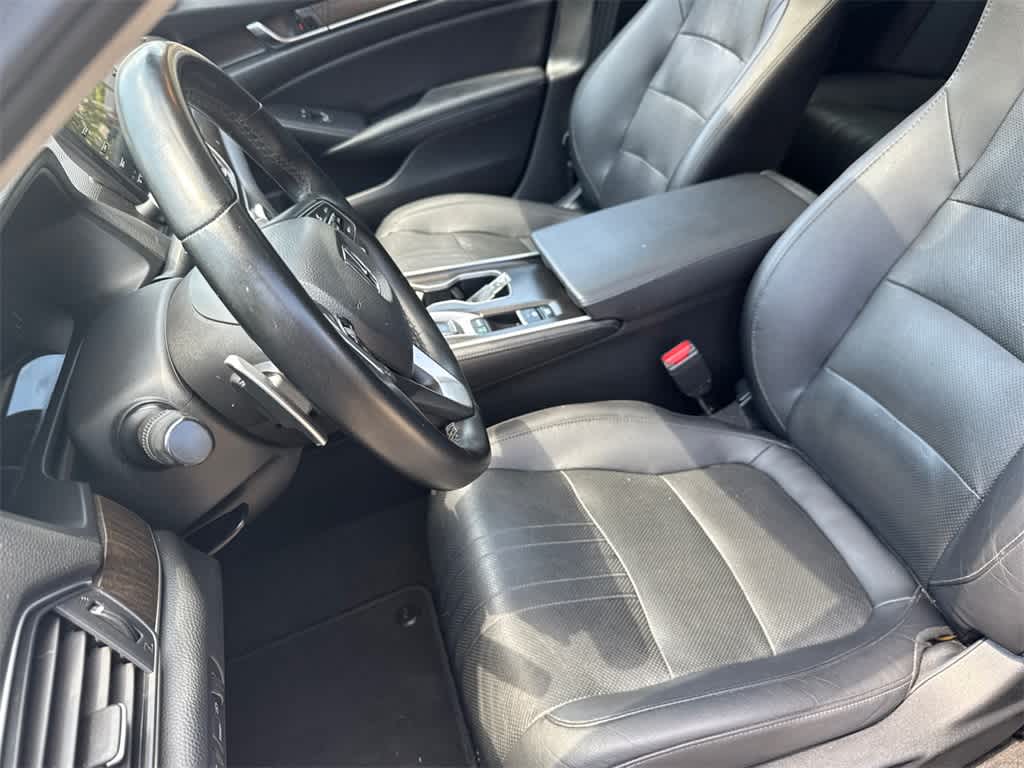 2019 Honda Accord Touring 2.0T Image 12 of 33