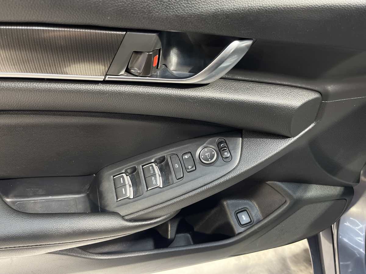 Vehicle image 26 of 33