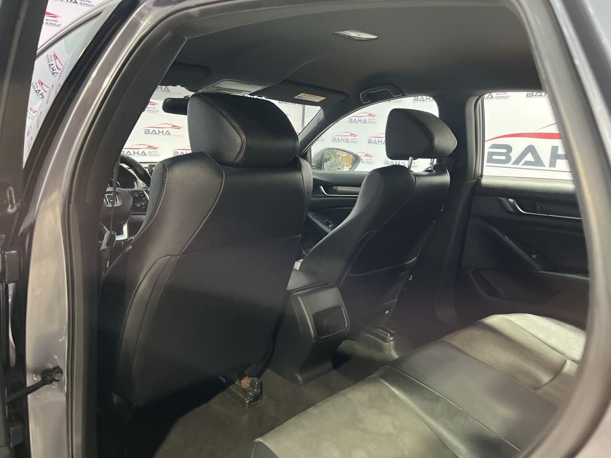 Vehicle image 28 of 33