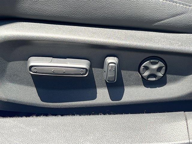 Vehicle image 26 of 33