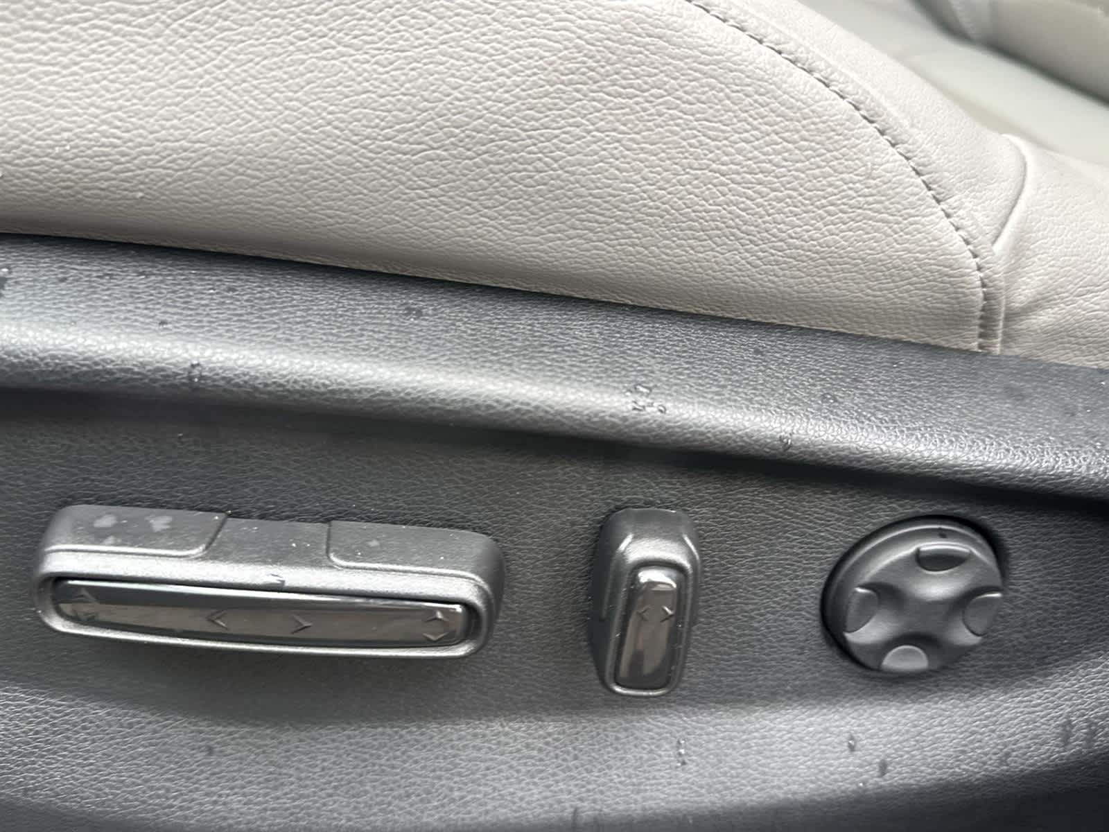 Vehicle image 28 of 33