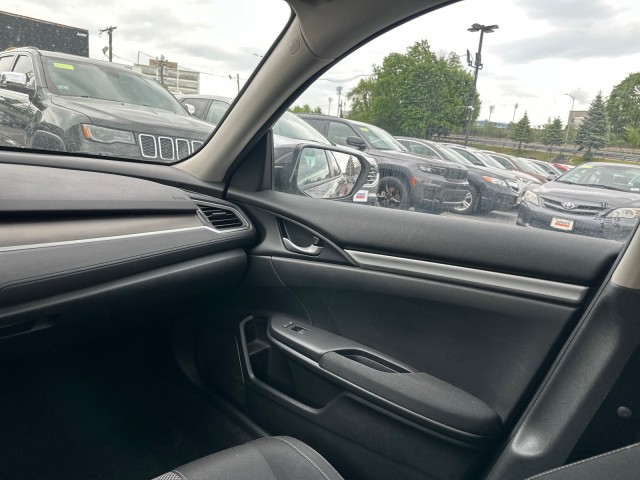 Vehicle image 19 of 26