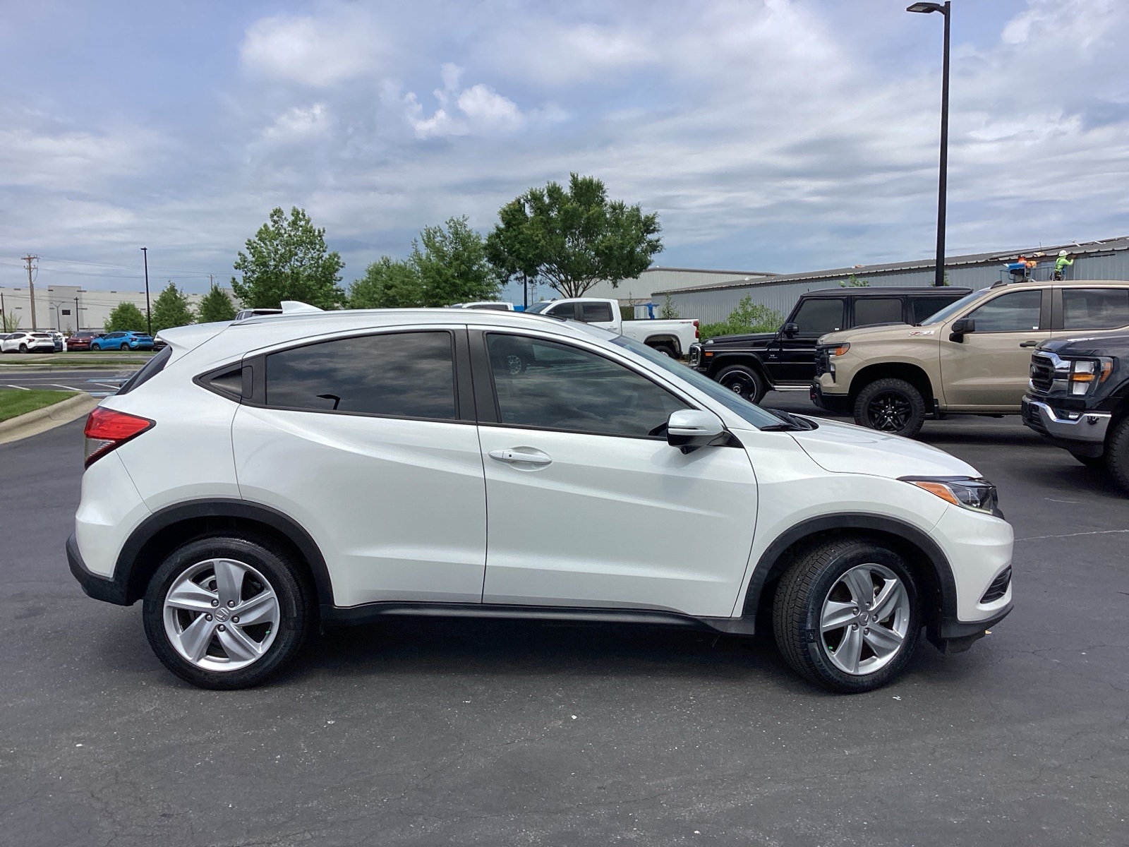 Vehicle image 4 of 32